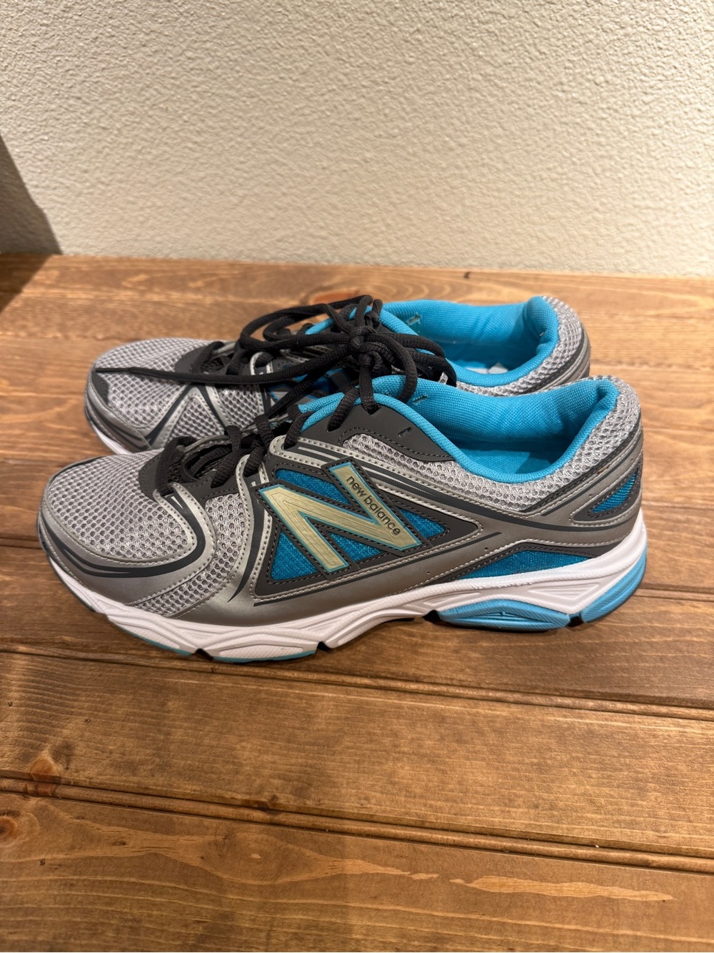 New Balance Women’s Gray and Blue Athletic Sneakers size 10